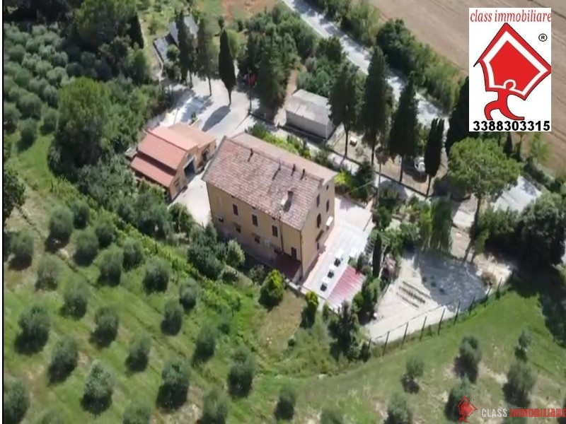 CASALE IN TOSCANA CON OLEIFICIO CON 8 ETTARI  DI TERRENO.